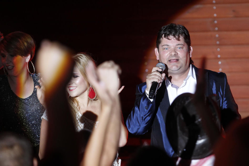 Tak Zenon Martyniuk zmieniał się przez lata. Na początku kariery nosił zupełnie inną fryzurę