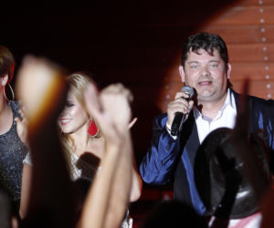 Tak Zenon Martyniuk zmieniał się przez lata. Na początku kariery nosił zupełnie inną fryzurę