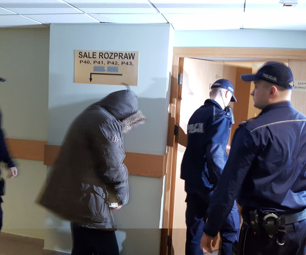 Fizjoterapeuta prowadzony na salę rozpraw