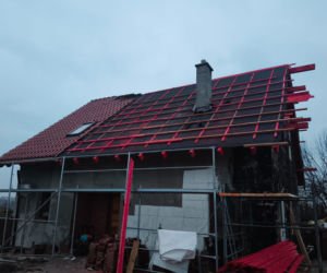 Dom Państwa Wysockich po pożarze - pierwsze prace to remont dachu