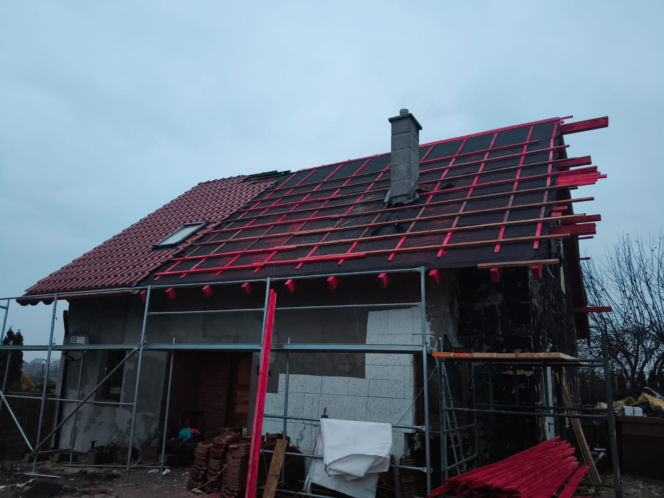 Dom Państwa Wysockich po pożarze - pierwsze prace to remont dachu
