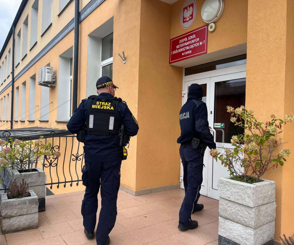 Strażnik miejski i policjant przed wejściem do szkoły w Łomży. O bezpieczeństwie w placówkach przeczytasz na Eska Łomża.