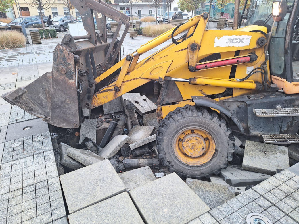 Koparka wjechała na fontannę i się zapadła. Burmistrz: „Chce mi się wyć!”