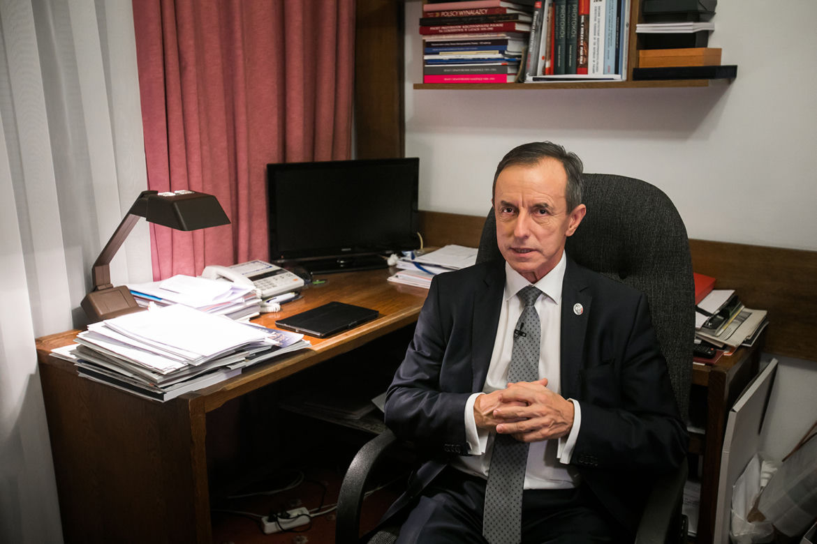 Marszałek senatu Tomasz Grodzki w swoim pokoju w hotelu sejmowym