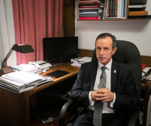 Marszałek senatu Tomasz Grodzki w swoim pokoju w hotelu sejmowym