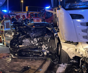 BMW zmasakrowane przez ciężarówkę. Poważny wypadek przy trasie S8