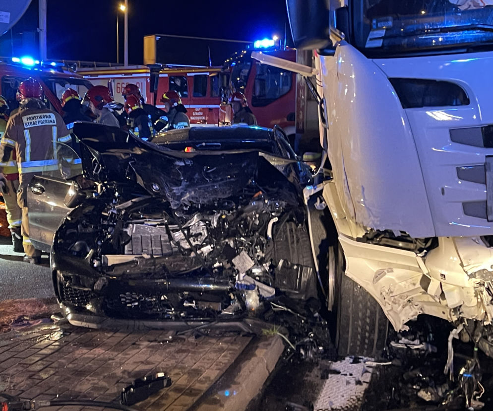 BMW zmasakrowane przez ciężarówkę. Poważny wypadek przy trasie S8