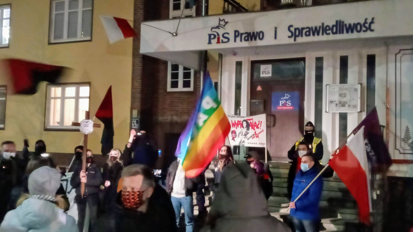 Strajk Kobiet w Szczecinie: Manifestacja pod siedzibą PiS - 27 stycznia 2021 r.