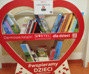 Biblioteczka z książkami dla małych pacjentów siedleckiego szpitala