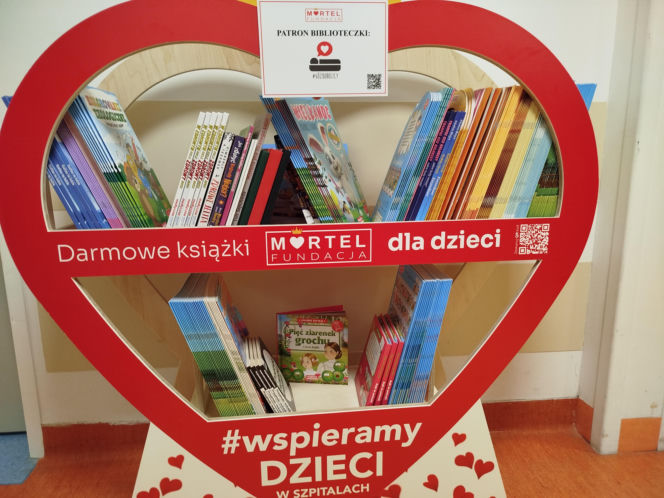 Biblioteczka z książkami dla małych pacjentów siedleckiego szpitala