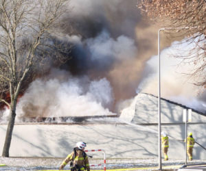Ogromny pożar Biedronki na Dolnym Śląsku! Dach runął, są ranni strażacy