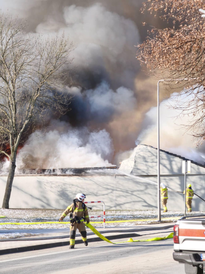 Ogromny pożar Biedronki na Dolnym Śląsku! Dach runął, są ranni strażacy