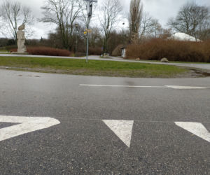 Rondo Benny Hilla? Tajemnicza tabliczka zawisła w weekend na Polu Mokotowskim