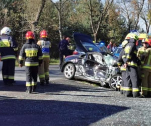 Miedźno: Nissan uderzył w autobus z dziećmi. Kierowca uciekał przed policją [ZDJĘCIA]