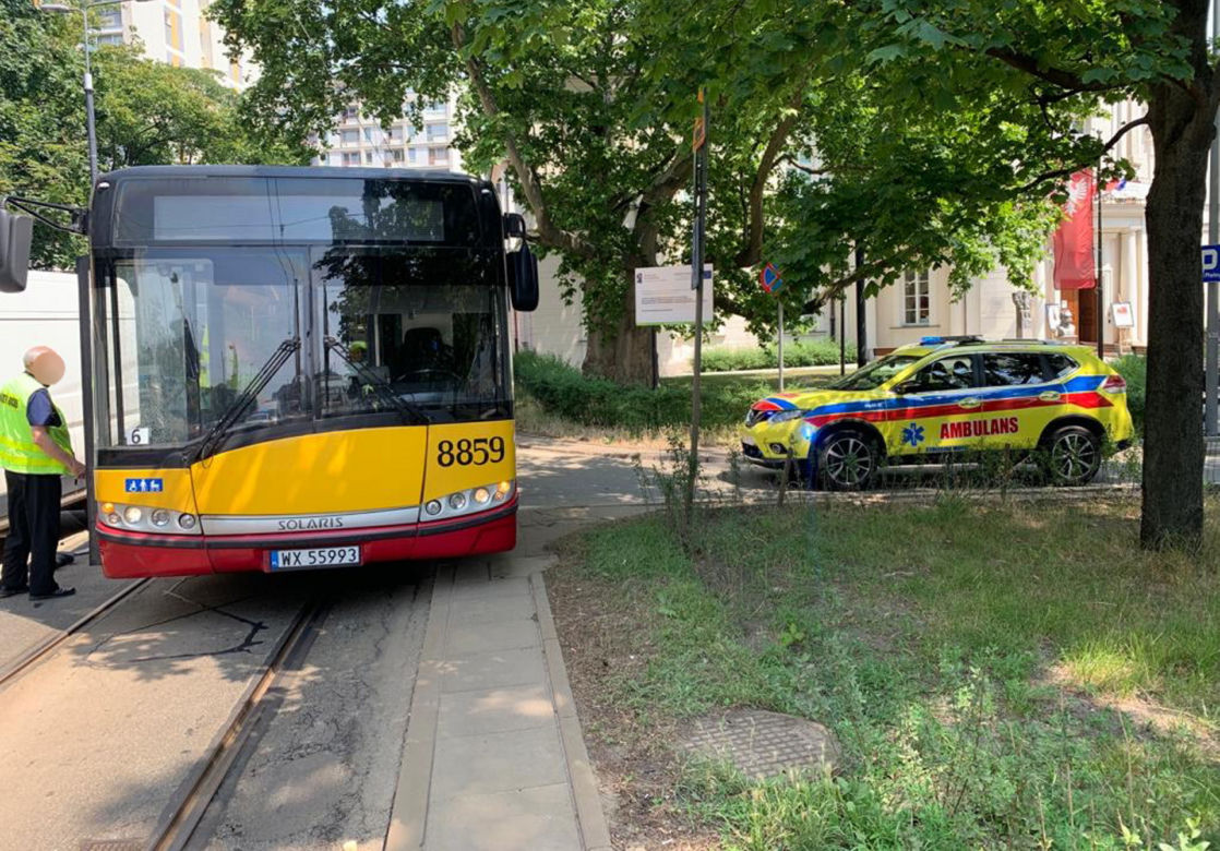 Kolejny wypadek z udziałem miejskiego autobusu w Warszawie. Ranni pasażerowie, poważne utrudnienia