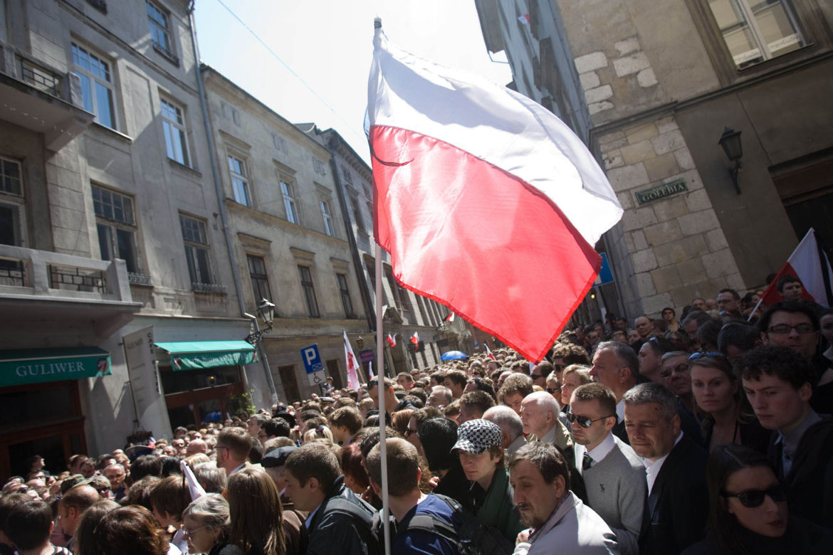 Morze łez, setki krakowian na ulicach. Tak żegnano ofiary katastrofy smoleńskiej 10 lat temu