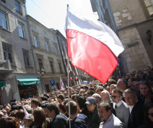 Morze łez, setki krakowian na ulicach. Tak żegnano ofiary katastrofy smoleńskiej 10 lat temu