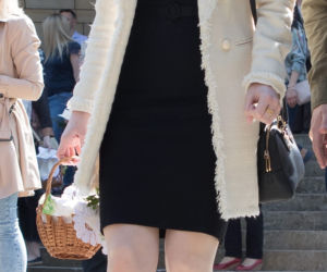 Kinga Duda z ojcem i dziadkiem na wielkanocnym święceniu 