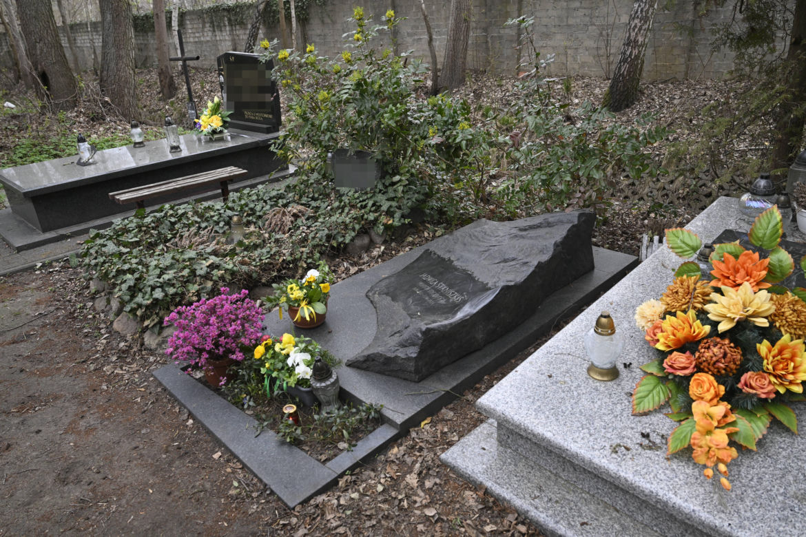 Tak wygląda grób prof. Jadwigi Staniszkis dwa lata po śmierci