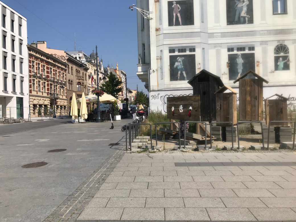 Takie rzeczy w centrum Łodzi. Zamiast drapacza chmur stoją... wychodki