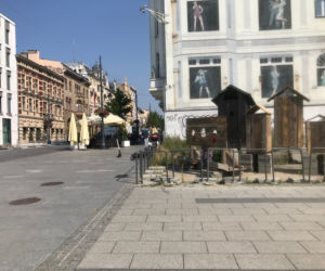 Takie rzeczy w centrum Łodzi. Zamiast drapacza chmur stoją... wychodki