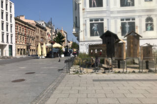 W centrum Łodzi zamiast drapacza chmur Piotra Misztala stoją... wychodki [NOWE FAKTY, WIDEO]