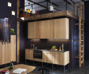 Kuchnia IKEA: szafki na stalowych zintegrowanych nogach