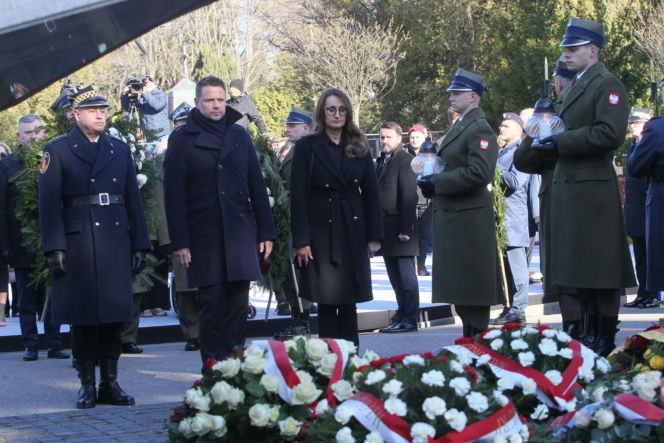 Obchody 16. rocznicy katastrofy smoleńskiej. Powązki