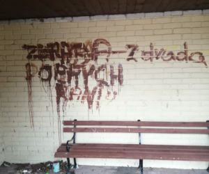 Gmina Olsztynek została ZDEWASTOWANA. Wyrwane ławki, znaki drogowe i zniszczony przystanek [FOTO]