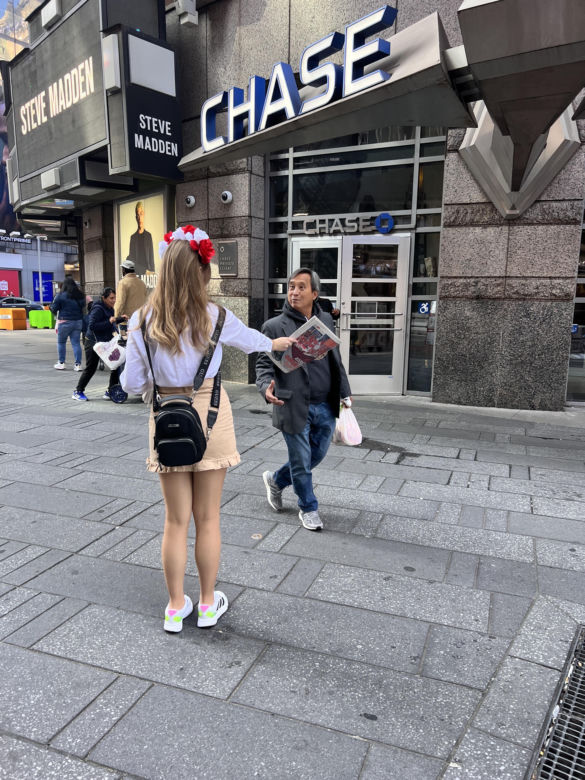 86. Parada Pułaskiego - relacja z rozdawania dodatku Welcome to Poland