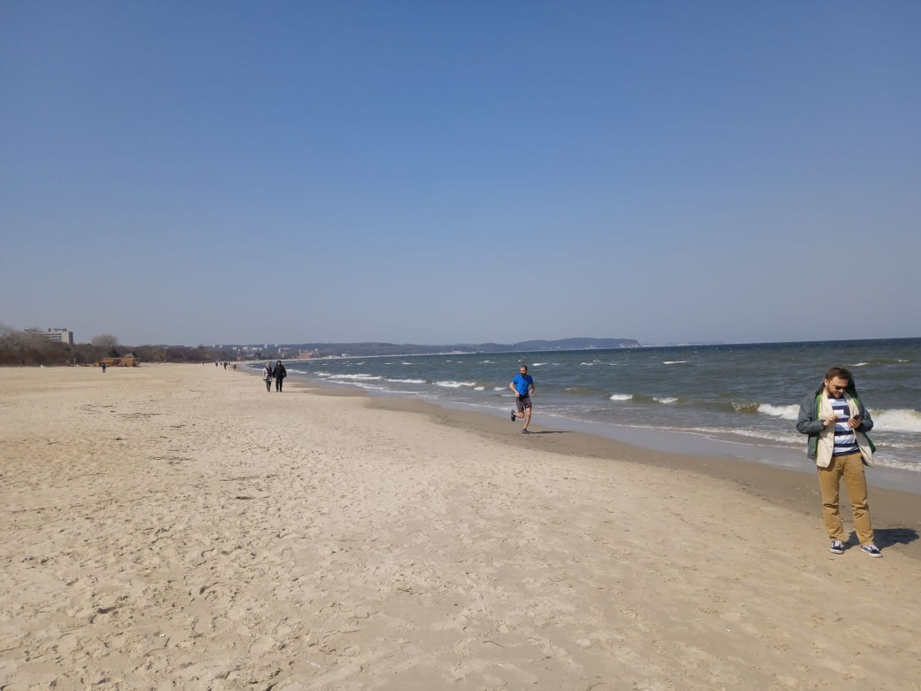 Mieszkańcy korzystają ze słonecznej pogody. Na plaży w Jelitkowie widać już pierwszych spacerowiczów!