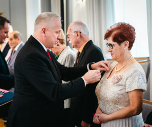 Złoty Gody par małżeńskich w Siedlcach - wręczenie pamiątkowych medali