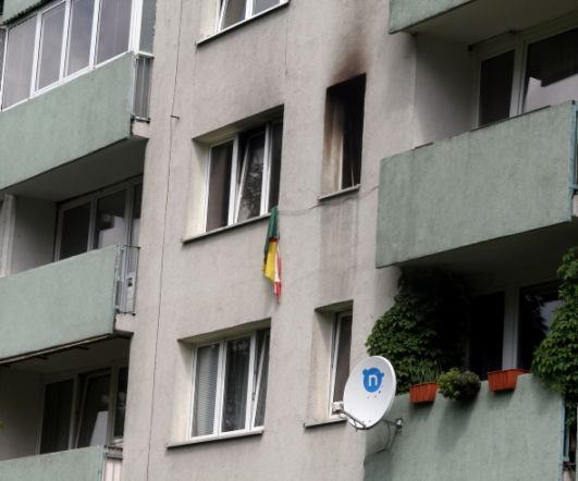 SYN PSYCHOL PODPALIŁ WŁASNĄ MATKĘ, POTEM DOBIŁ SIEKIERĄ
