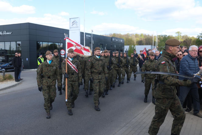 Polacy żegnają Łukasza Litewkę. Kondukt żałobny