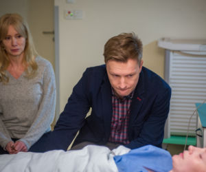 Na Wspólnej odc. 2910. Elżbieta (Paulina Chapko), Igor (Jakub Wesołowski), Ewa (Ewa Gawryluk)