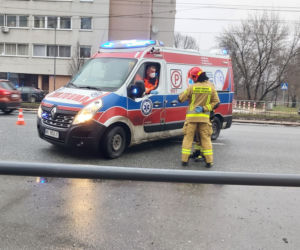Roztrzaskał sportowe auto na latarni! Ogromny wypadek na Grochowie