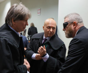 Europoseł Grzegorz Braun (C) na sali Sądu Rejonowego dla Warszawy-Pragi Południe