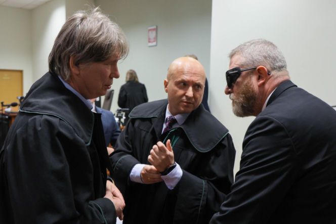 Europoseł Grzegorz Braun (C) na sali Sądu Rejonowego dla Warszawy-Pragi Południe