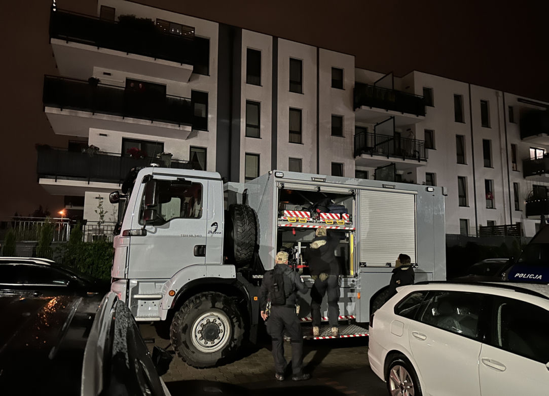 Ewakuacja mieszkańców. Blok otoczył kordon policji. „W jednym mieszkaniu słychać było strzały”