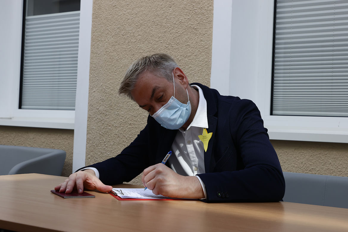 Robert Biedroń oddał osocze