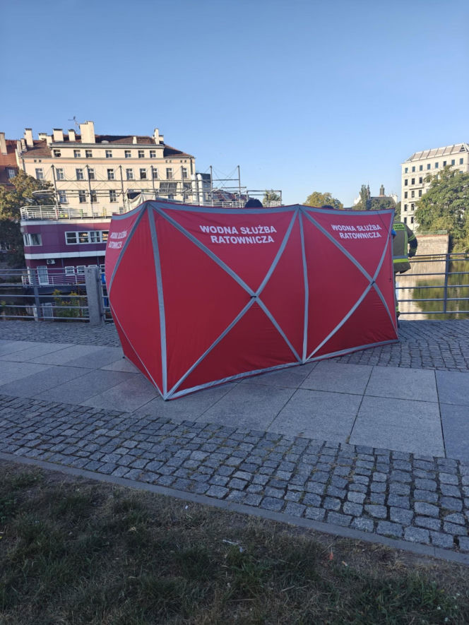Ciało mężczyzny w Odrze we Wrocławiu. Makabryczne zgłoszenie nad ranem