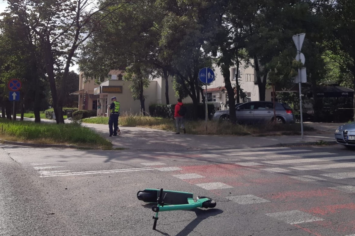 Groźna kolizja w Toruniu. Kierowca BMW potrącił 21-latka na hulajnodze!