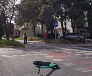 Groźna kolizja w Toruniu. Kierowca BMW potrącił 21-latka na hulajnodze!