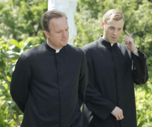 Ranczo. Proboszcz Robert i ksiądz Maciej na tropie kryminalnej zagadki, a w tle nowa plebania! Niezawodna para detektywów w sutannach w akcji  - ZDJĘCIA