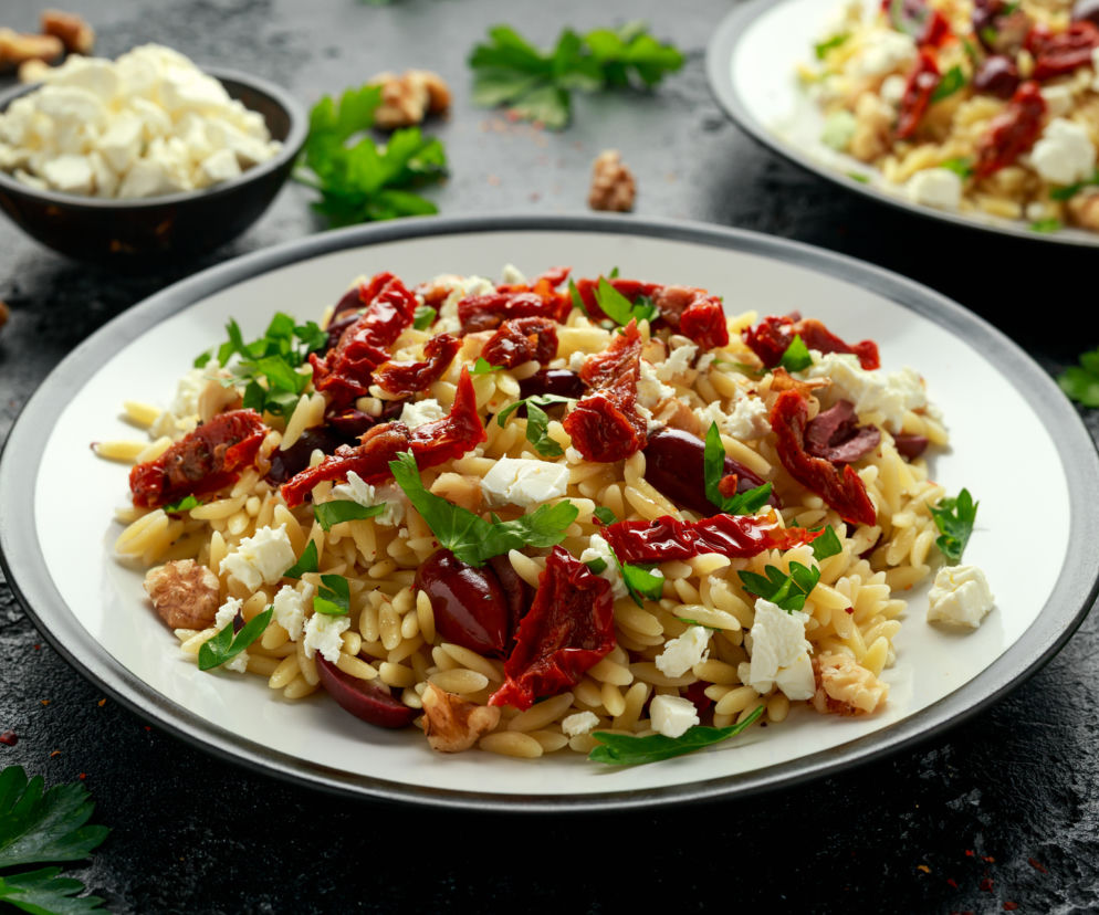 Jesienna sałatka z makronem ryżowym (ORZO)