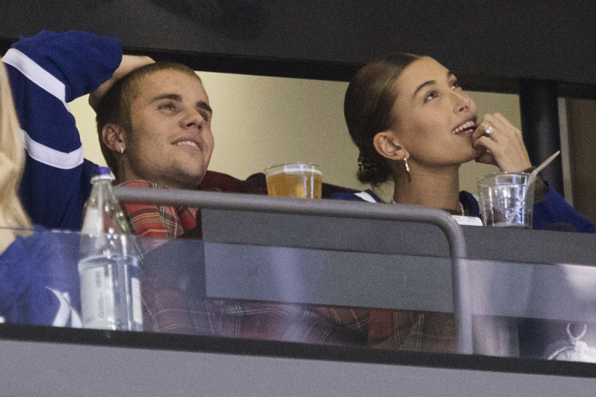 Justin Bieber i Hailey Bieber na meczu hokeja