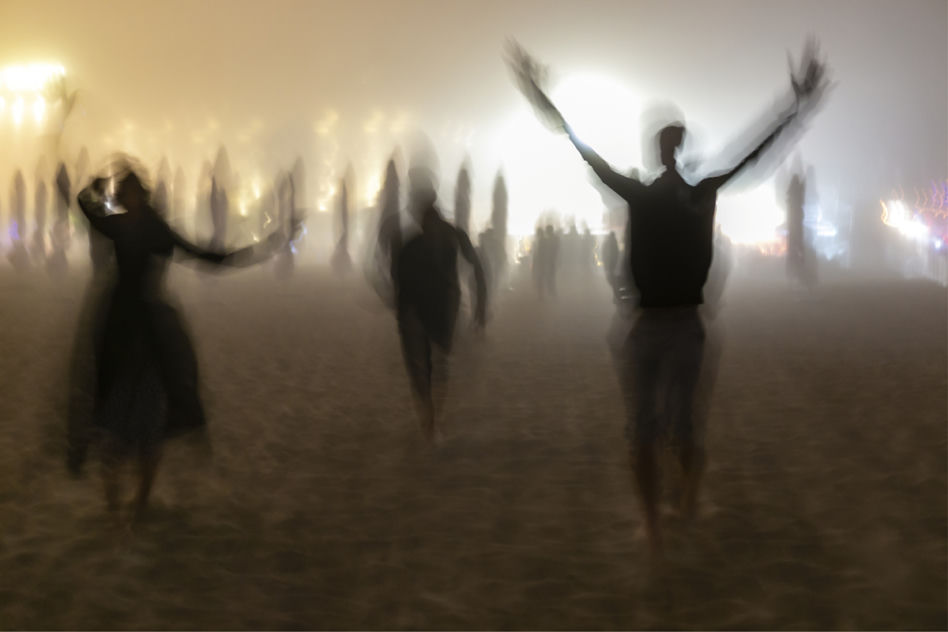 Starzy na plaży