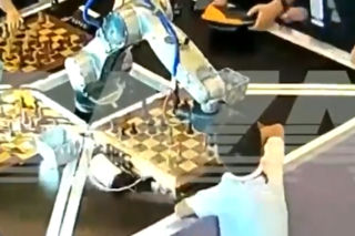Robot szachowy złamał dziecku palec. 7-latek dokończył turniej w gipsie