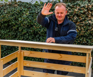Jak zabezpieczyć drewnianą wiatę na lata? Impregnacja drewna krok po kroku I Murator Ogroduje