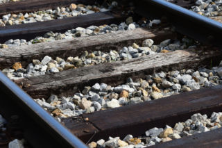 Poważny wypadek kolejowy na trasie Kraków–Tarnów. Pociąg POLREGIO potrącił pieszego